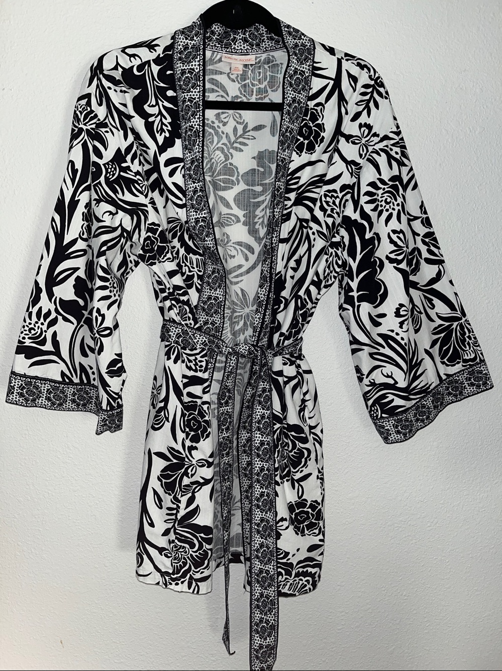 Knox Rose Black & White Floral Open-Front Kimono
side pocket’s, belt
M/L